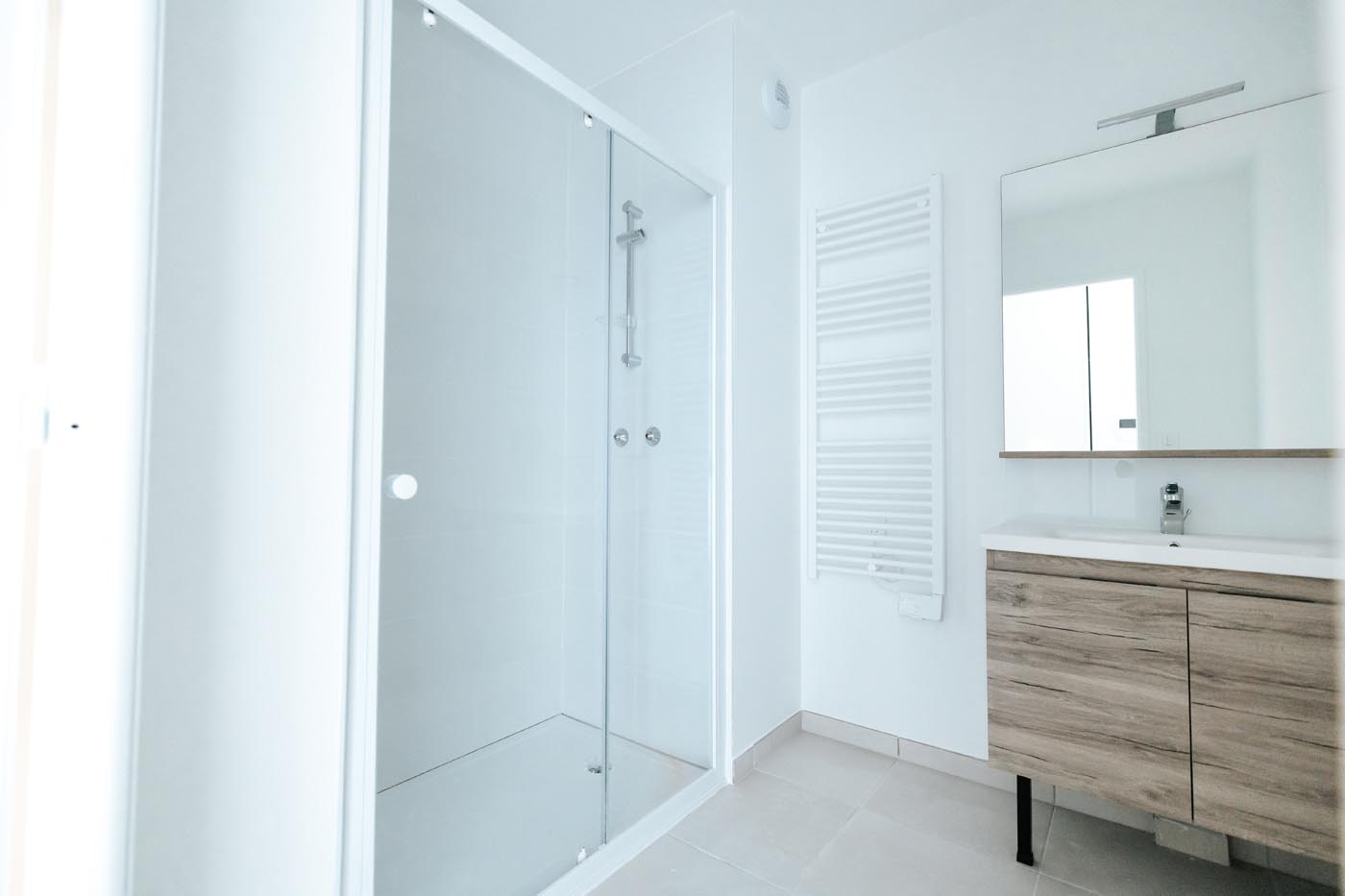 Douche, vasque et sèche serviette